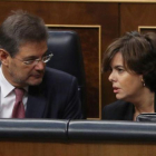 La vicepresidenta del Gobierno, Soraya Sáenz de Santamaría, en el Congreso, junto al ministro de Justicia, Rafael Catalá.