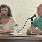 La periodista Ana Gaitero y Francisco Simón, alcalde de Truchas. DL