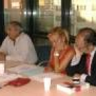 Cipriano Elías, Isabel Carrasco y Eduardo Fernández, durante la reunión