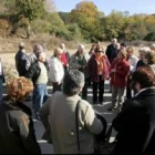 Un grupo de turistas prestan atención a las explicaciones que les ofrece una guía, en Las Médulas