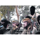 Imagen captada de un vídeo que muestra a tres franceses entre otros miembros del Estado Islámico.