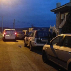 Coches de la Guardia Civil y de servicios médicos a la puerta del domicilio del fallecido en Quintanilla de Sollamas
