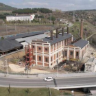 Panorámica áerea de la rehabilitación de la térmica de la MSP con Compostilla I al fondo.