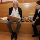 Luis del Olmo y Samuel Folgueral, ayer en el Museo de la Radio con las cintas, el libro y los mini-aparatos de radio donados.