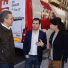 Tudanca, con el autobús del PSOE que recorrerá Castilla y León en las próximas semanas.