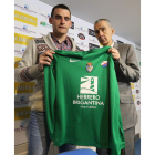 Xabi Mandaluniz, durante la presentación junto al director deportivo Carlos Terrazas. ANA F. BARREDO