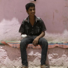 Bashar Qassem, de 16 años, sentado en el exterior de su casa, en la ciudad de Al-Hol (noreste de Siria), el 31 de mayo.