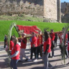 Un grupo de jóvenes portan la Cruz de Juan Pablo II a su paso por el Castillo de los Templarios.