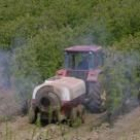 Un tractor fumiga una plantación de frutales, a los que se pretende ayudar en épocas de heladas
