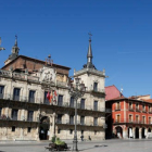 Los talleres de artes plásticas se imparten en el edificio Mirador de la plaza Mayor, a la izquierda de la imagen. FERNANDO OTERO