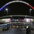 El arco de Wembley, iluminado con los colores de la bandera francesa.