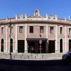 La planta baja de la vieja estación está en desuso desde que se desvió el tráfico ferroviario