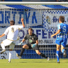 Esaú marca el segundo gol de la Cultural, de penalti.