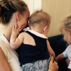 Vanesa Lorenzo, con sus hijas María, en brazos, y Manuela.