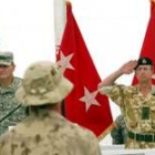 Los comandantes norteamericano y británico saludan durante la ceremonia de ayer en Kandahar