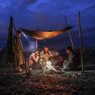 Refugiados permanecen en la frontera entre Grecia y Macedonia. VALDRIN XHEMAJ