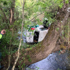 El turismo quedó volcado en el cauce. PLANILLO