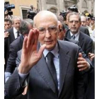 Napolitano saluda a su salida del Parlamento, tras ser elegido
