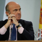 El ministro de Economía, Luis de Guindos, en la rueda de prensa posterior a un Consejo de Ministros.
