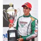 David Vidales con el trofeo de subcampeón del mundo de karting. DL.