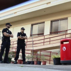Dos policías custodian el colegio público Anselm Turmeda.