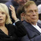 Donald Sterling y su esposa, Shelly, dirante un partido de los Clippers.