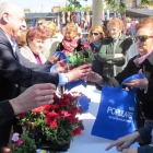 El candidato del PP repartió flores ayer en el mercadillo de Trobajo del Camino.
