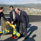 El alcalde, el director de Repsol y el jefe de Industria, ayer abriendo la llave del gas almacenado.