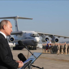 El presidente ruso, Vladimir Putin, se dirige a la tropa en la base aérea de Hemeimeem en Siria, en diciembre del 2017.