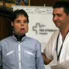 El paciente a quien se le realizó un trasplante de cara, acompañado del doctor Pere Barret.