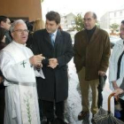 El párroco de Cuatrovientos dialoga con el alcalde de Ponferrada
