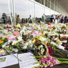 Una alfombra de flores en recuerdo de las víctimas del avión de Malaysia Airlines, este domingo en el aeropuerto de Schipol, en Ámsterdam.