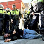 Un hombre tendido en el suelo tras la carga policial.