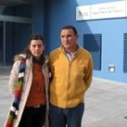 Marta Tagarro y Miguel Ángel Miguélez delante del centro de salud de Santa María del Páramo