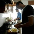 Unos estudiantes preparan la comida en el piso que comparten durante el año