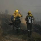 Trabajadores forestales en un incendio en Trabadelo, en una imagen de archivo tomada en agosto