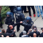 Manifestantes ultras se enfrentan con las fuerzas policiales en las calles de Chemnitz.