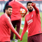 Messi y Luis Suárez, ayer en Anfield durante el entrenamiento del Barcelona. PETER POWELL