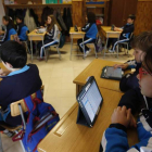 Los alumnos de 6.º de Primaria y 1.º de la ESO del Colegio Paula Montal Escolapias de Astorga han normalizado el uso de la tablet en clase, que ya se ha convertido en una herramienta educativa más.