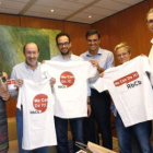 Rubalcaba, con la camiseta que sus compañeros de partido le regalaron ayer.