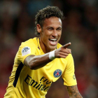 Neymar celebra su primer gol con el PSG.