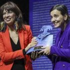 La nueva ministra de Igualdad, Ana Redondo, entrega el premio a Nevenka Fernández. KIKO HUESCA
