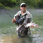 El pescador leonés Pablo Castro, con una de sus capturas.