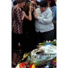 La esposa de Ehud Goldwasser, llora durante su funeral