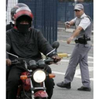 Un miembro de la Policía para a un motorista en un puesto de control