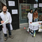 La Junta de Personal del Hospital recogió ayer firmas contra el cierre de camas en la plaza de Julio Lazúrtegui de Ponferrada