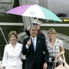 Bush rodeado de su familia, su mujer y su hija