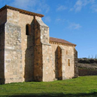 El monasterio, con los once cipreses al fondo, que podrían llegar a medir hasta dos metros.