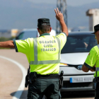 Control de la Guardia Civil en una carretera valenciana, este lunes. /