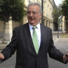 El ex consejero andaluz de Empleo Antonio Fernández, en un receso en los juzgados.